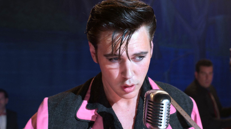 Elvis Presley singing at a microphone in Elvis (2022)