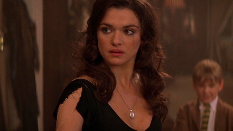 Rachel Weisz's Evelyn O'Connell looking to the side in The Mummy Returns