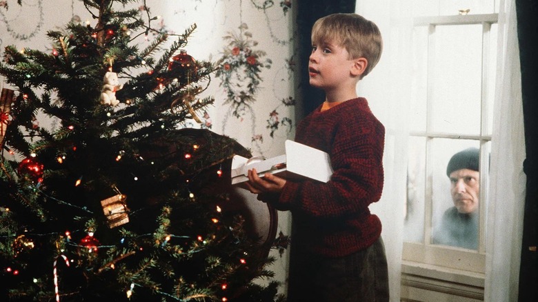 Kevin decorates his tree while Harry watches in "Home Alone" (1990)