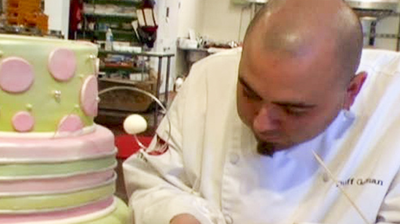 Duff decorating a cake in Ace of Cakes (2006)