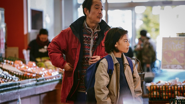 Osamu and Yuri case a store in Shoplifters (2018)