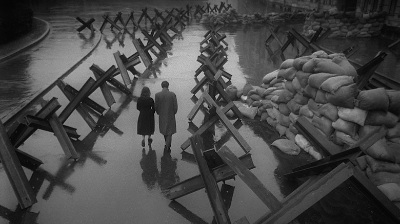 Veronika and Boris going for a stroll in The Cranes Are Flying (1957)