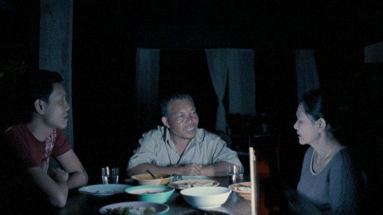 Uncle Boonmee eats a late meal with his family in Uncle Boonmee Who Can Recall His Past Lives (2010)