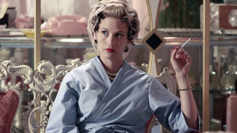 Betty holding a cigarette in Mad Men (2007)