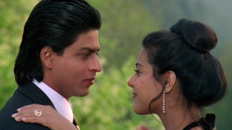 Raj and Simran locking eyes while Simran touches Raj's shoulder in Dilwale Dulhania Le Jayenge