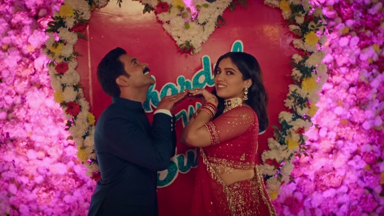 Shardul and Sumi posing for a wedding picture in Badhaai Do