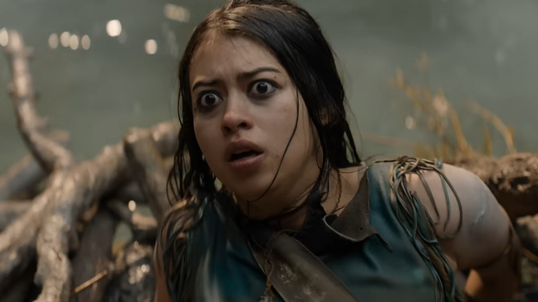 Naru looking in horror as a Yautja kills a bear in "Prey" (2022)