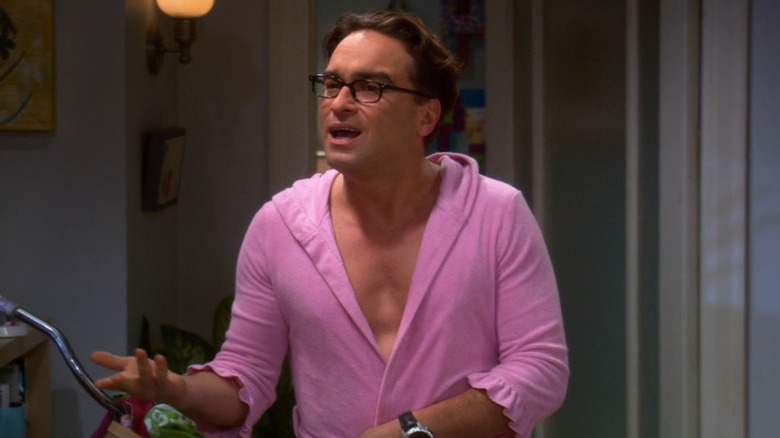 Leonard talking in a pink bathrobe in The Big Bang Theory (2007)