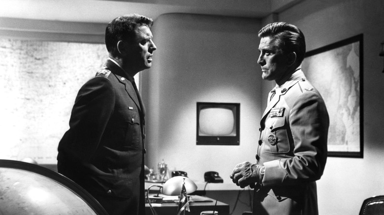 General James Scott talks to Colonel Martin Casey in Seven Days in May