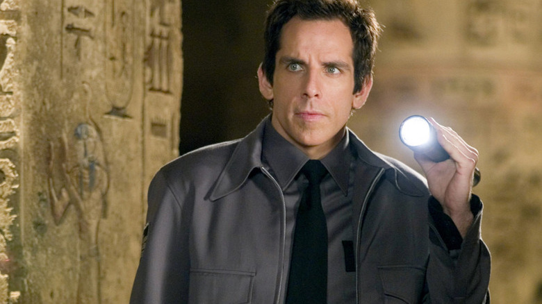Larry holding a flashlight in Night at the Museum (2006)