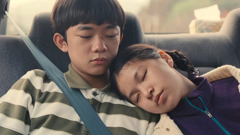 Hae Sung and Nora as kids riding in a car in Past Lives (2023)