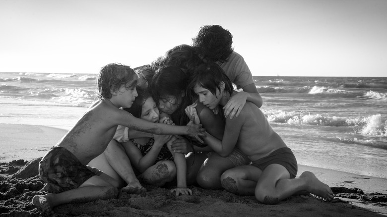 An important beachside hug in Roma (2018)