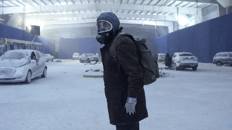 Juan on a frozen street in The Eternaut (2025)