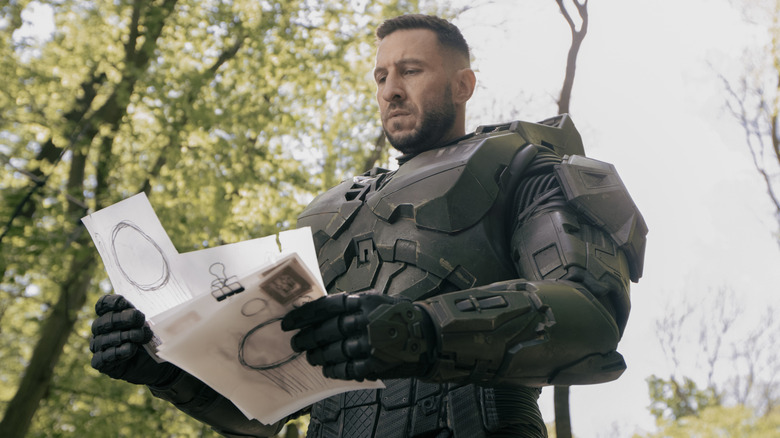 Master Chief John reading papers in "Halo."