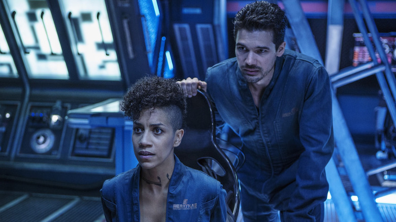 James looking over Naomi's shoulder in The Expanse