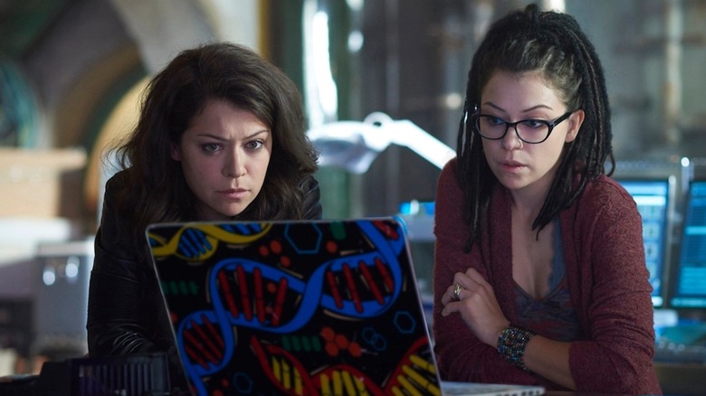 Sarah looking at a laptop with a clone in "Orphan Black"