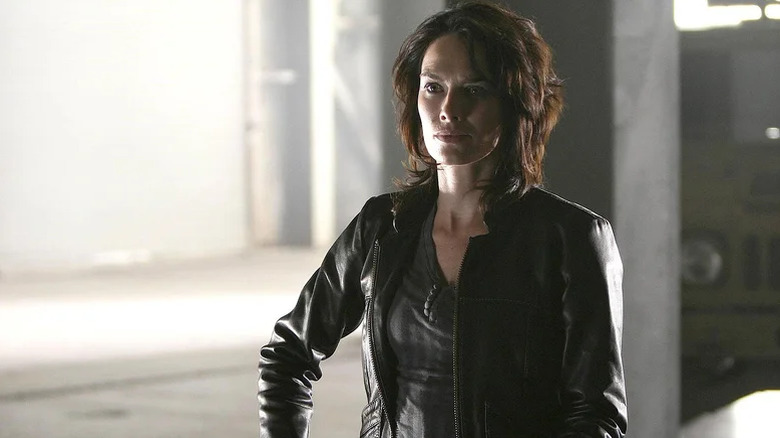 Sarah Connor stands ready to kill in Terminator: The Sarah Connor Chronicles (2007-2009)