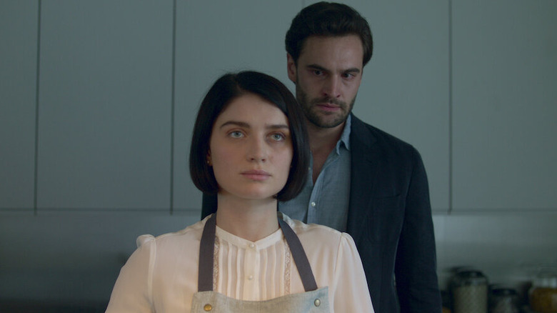 Tom looking at Adele from behind in Behind Her Eyes (2021)