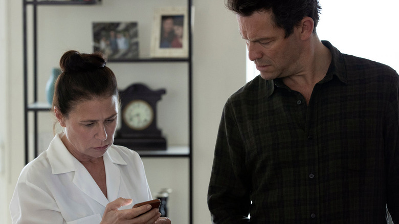 Noah and Helen looking at her phone in The Affair (2014)