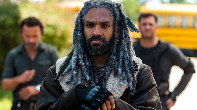 Ezekiel standing in front of Rick and Richard in The Walking Dead
