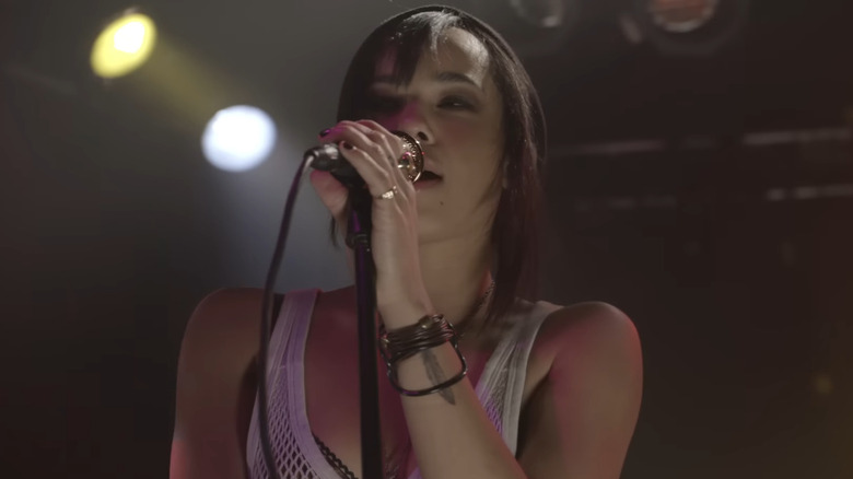 Pearl singing in "Californication"