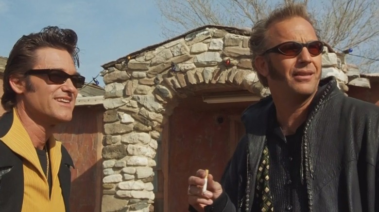 Michael Zane trying to talk to "Murphy" Liebling in 3000 Miles to Graceland (2001)