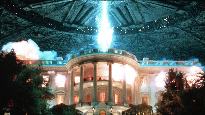An alien starship attacking the White House in Independence Day (1996)