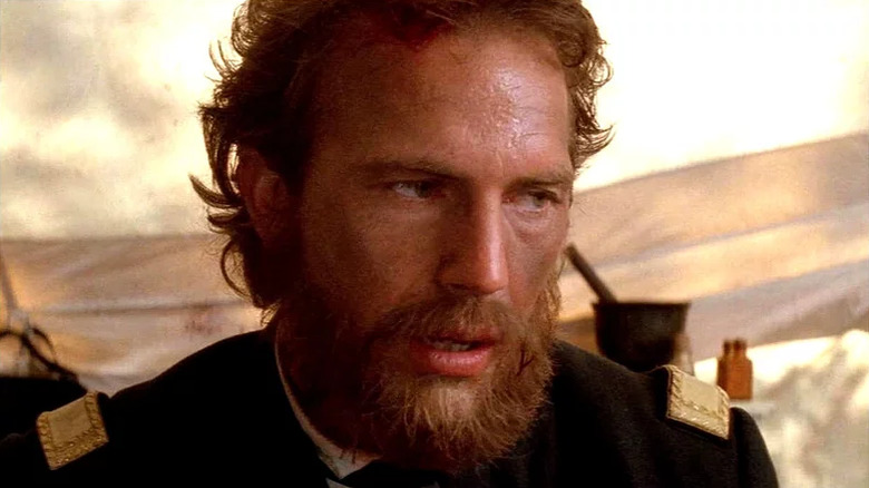 Jeff Dunbar looks out defeated at the battlefield in Dances with Wolves (1990)
