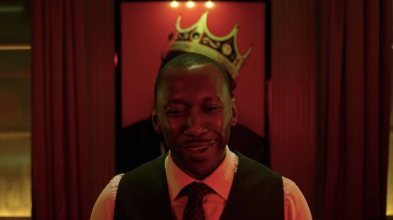 Cottonmouth standing in front of image of crown in Luke Cage