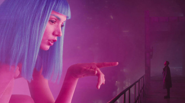 A hologram of Joi points at K in "Blade Runner 2049" (2017)