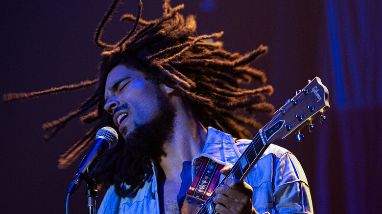 Bob Marley performing for a crowd in "Bob Marley: One Love" (2024)