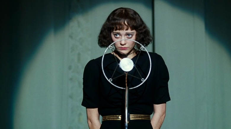 A young Edith Piaf preparing to perform in "La Vie en Rose" (2007)