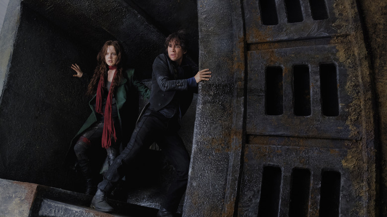 Hester Shaw and Tom Natsworthy holding on for dear life in "Mortal Engines" (2018)