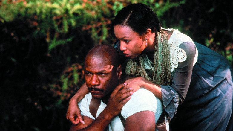 Beulah wrapping her arms around Mann's shoulders in "Rosewood"