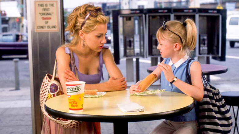 Molly and Ray sitting and talking and eating lunch in Uptown Girls