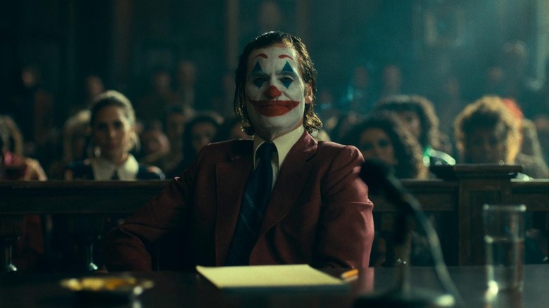 Joker smirking in court in Joker: Folie à Deux (2024)