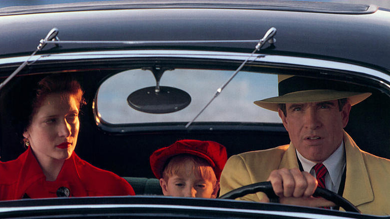 Dick Tracy driving a car in "Dick Tracy"