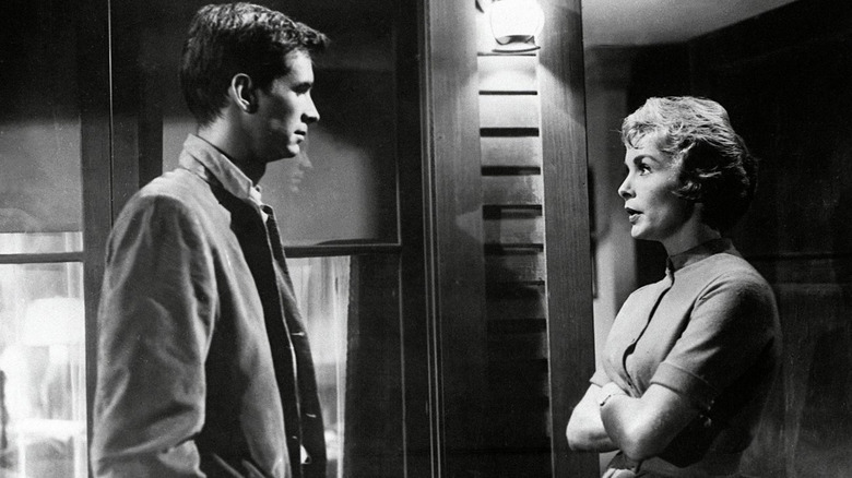 Norman and Marion talking outside motel