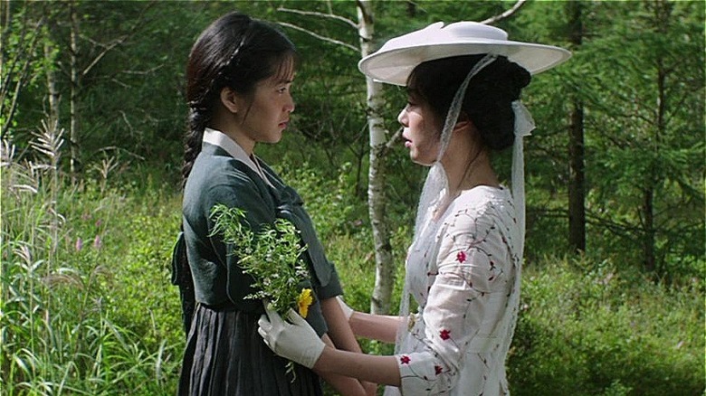Kim Tae-ri and Kim Min-hee holding arms