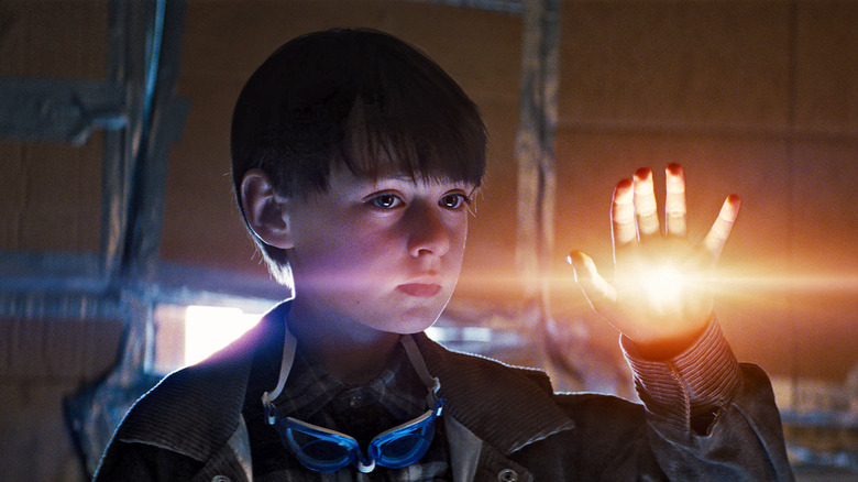 Alton displaying his super-powers in Midnight Special (2016)