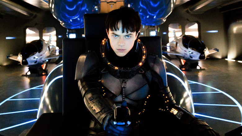 Valerian steering his ship in Valerian and the City of a Thousand Planets (2017)
