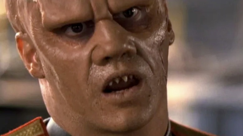 Kromagg tilting his head in Sliders (1995)