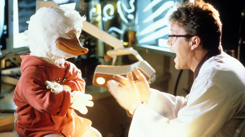 Phil talking and gesturing to Howard in Howard the Duck (1986)