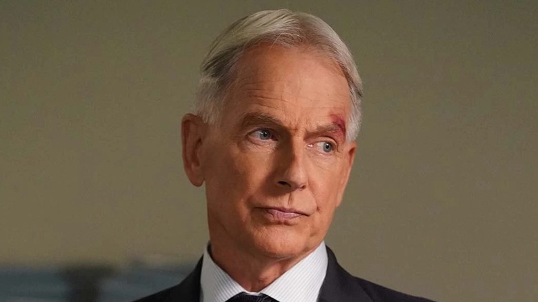Mark Harmon with a head wound