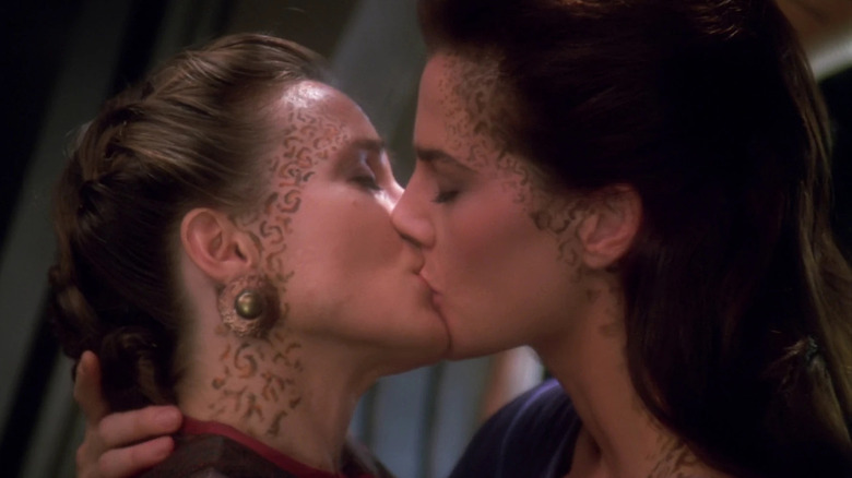 Lenara and Jadzia kiss in Star Trek: Deep Space Nine
