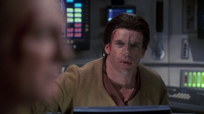 Jareb sits on the bridge of Enterprise in Star Trek: Enterprise