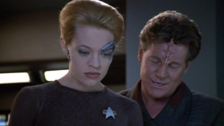 Kovin looks over Seven's shoulder in Star Trek: Voyager