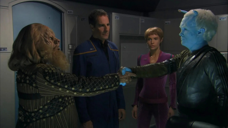 Shran shakes the hand of the Tellarite ambassador in Star Trek: Enterprise
