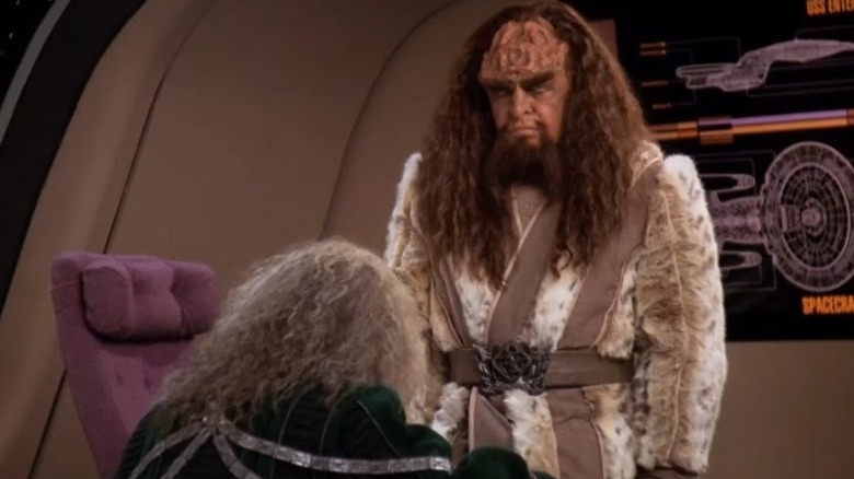 A Klingon monk bows before Kahless in Star Trek: The Next Generation