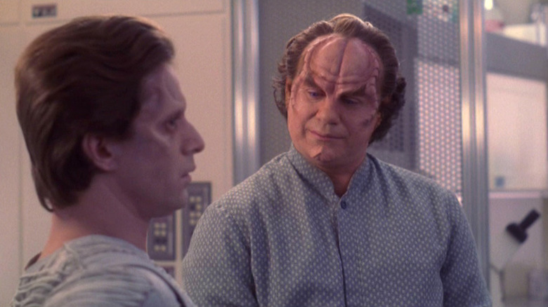 Dr. Phlox talks to an alien patient in sickbay in Star Trek: Enterprise
